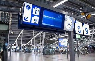 Hollanda’da kar yağışı tren seferlerini durdurdu,...