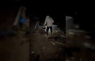 Hortumun savurduğu konteynerdeki yaralı adamın...