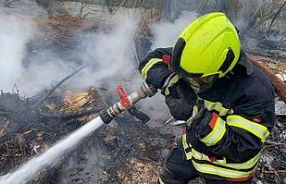 Hurdalıkta çıkan yangın gökyüzünü kara dumanla...