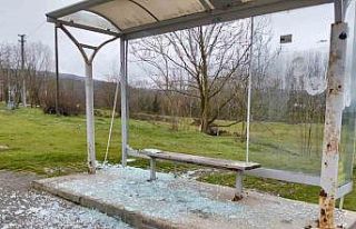 Huzurevi sakinlerinin kullandığı otobüs durağının...