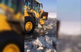 İçme suyu yolunu açarken kara saplanan loder vinç...