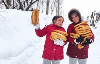 İki kardeşten yaban hayvanlarına şefkat eli