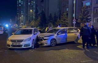 İki otomobil çarpıştı: 1 yaralı