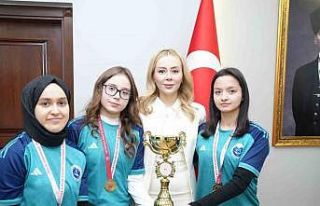 İl birincisi takım, kupayı Kaymakam Şıktaş’a...