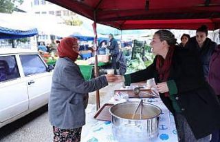 İncirliova Belediyesi’nden pazarda sıcak çorba...