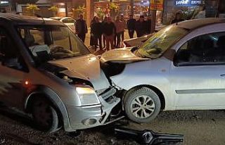 İnegöl’de iki araç kafa kafaya çarpıştı:...