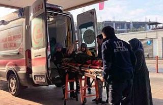 İnşaat demirlerinin altında kalan işçi yaralandı