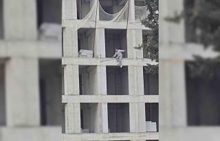 İnşaata çıkıp atlamak isteyen kişi ikna edildi
