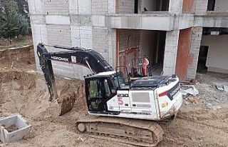 İş makinesi ile duvar arasında sıkışan işçi...