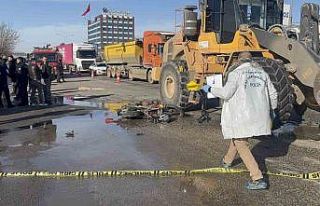 İş makinesinin altında kalan motosikletli hayatını...