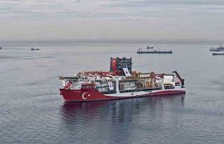 İstanbul Boğazı’na yaklaşan Türk sondaj gemisi...