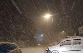 İstanbul yeni yıla karla girdi, yollar beyaza büründü