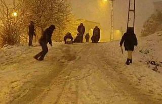 İstanbul’da kar sonrası sokaklar oyun alanına...