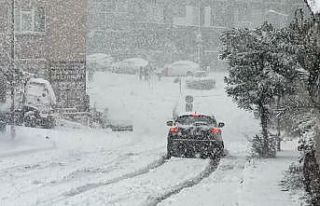 İstanbul’da kar yağışı, araçlar güçlükle...