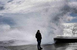 İstanbul’da lodos etkili oldu, dev dalgalar sahili...