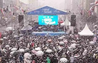 İstanbullular eksi derecede kar altında horon teptiler