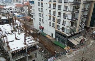 İstinat duvarı çöken bina havadan görüntülendi