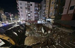 İstinat duvarı çöken binadaki vatandaşlar tahliye...