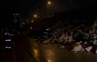 İstinat duvarı park halindeki araçların üzerine...