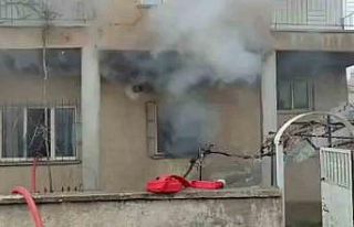 İtfaiyeci gaz sızdıran tüpü eliyle taşıyarak...