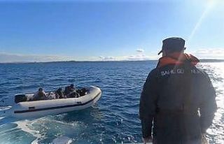 İzmir açıklarında 43 düzensiz göçmen yakalandı