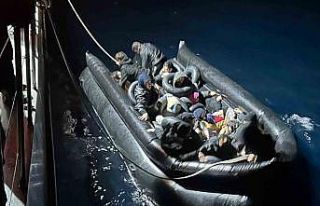 İzmir’de 33 göçmen kurtarıldı, 17 göçmen...