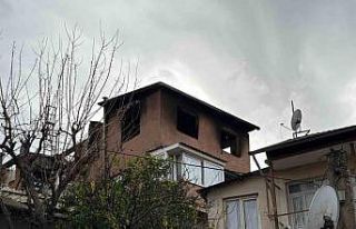 İzmir’de 3 katlı binanın çatı katında yangın