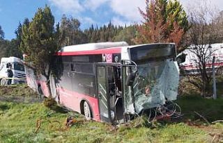 İzmir’de belediye otobüsü ile panelvan çarpıştı:...