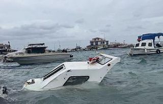 İzmir’de fırtına ve dev dalgalar tekneleri batırdı