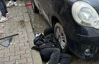 İzmir’de otomobil apartmanın bahçesine uçtu:...