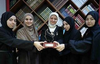 İzmitli kız öğrenciler Arapça münazarada dünya...