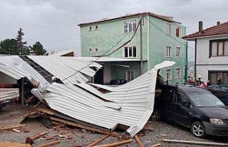 İznik’te şiddetli fırtına evin çatısını...