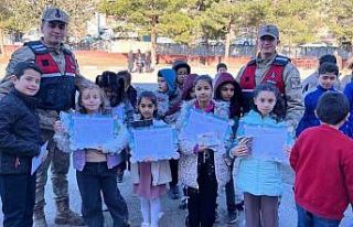 Jandarma, öğrencilerin karne heyecanına ortak oldu