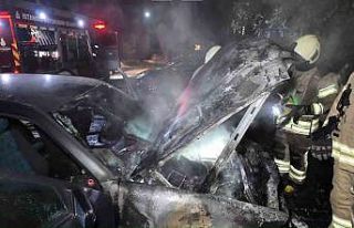 Kadıköy’de apartman otoparkında otomobil alev...