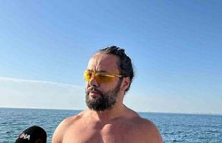 Kadıköy’de denizdeki dalgaların çarptığı...