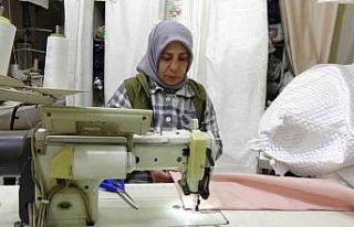 Kadın terzi, veresiye aldığı makinelerle kendi...