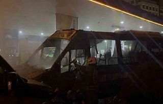 Kağıthane’de benzin istasyonunda 2 minibüs alev...