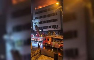 Kağıthane’de binanın çatısı alevlere teslim...