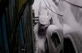 Kağıthane’de inanılmaz kurtuluş kamerada: İki...