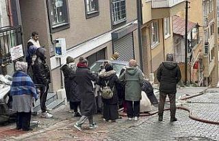 Kağıthane’de itfaiye ekiplerinin dik yokuşla...