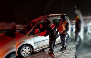 Kahramanmaraş’ta yolda mahsur kalan vatandaşlara...