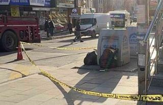 Kaldırımda yürüyen kişiye silahlı saldırı:...