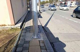 Kaldırımdaki engelli yolu üzerine direk diktiler