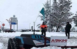 Kaldırımlar robotik araçlarla kardan temizleniyor
