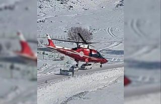 Kalp krizi geçiren vatandaş karlı yola inen ambulans...