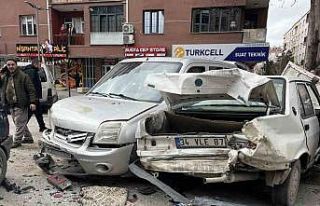 Kamyonet, kırmızı ışıkta bekleyen 7 aracın...