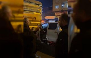 Kamyonete çarpan pikabın sürücüsü sıkıştığı...