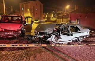 Kamyonetle otomobil çarpıştı, 3 kişi yaralandı