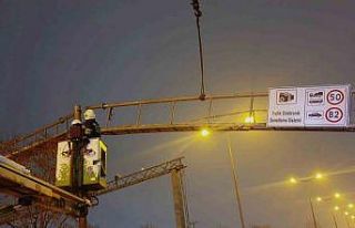 Kamyonun çarptığı trafik levhası itfaiye ekiplerince...