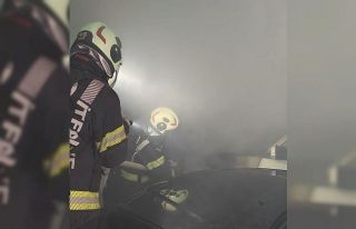 Kapalı otoparkta duran otomobile alevler sarsı